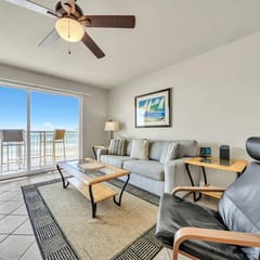 Pelican Isle 404 - 1 BR+hall bunks-2Bath Sleeps 6 - Ocean front with Balcony