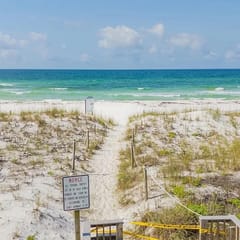102 Aqua Villa~Beach Front~Dog Friendly~FREE DAILY PASSES~FREE BEACH SERVICE