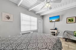 202 Tropical Isle Studio Suite- Steps to Beach! AUG SALE - Image 4