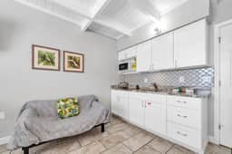 202 Tropical Isle Studio Suite- Steps to Beach! AUG SALE - Image 3