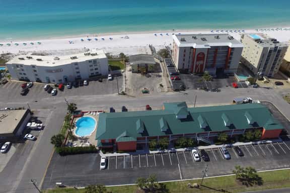 105 Tropical Isle Cozy Gulfside Condo ~ Beach Svc Included ~ Steps to Beach - Image 1