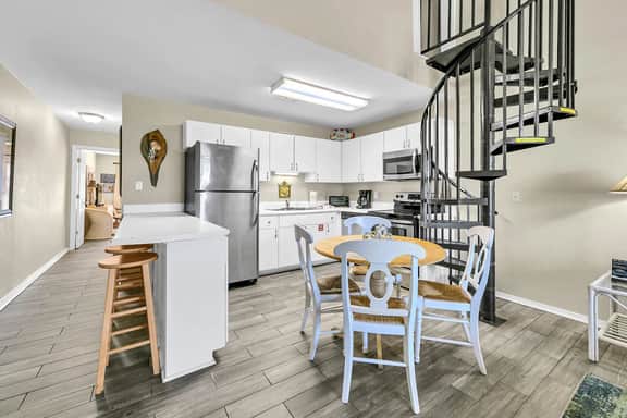 Tropical Isle 207 Beautiful Beach Villa with Loft ~ Sleeps 6~FREE BEACH SVC