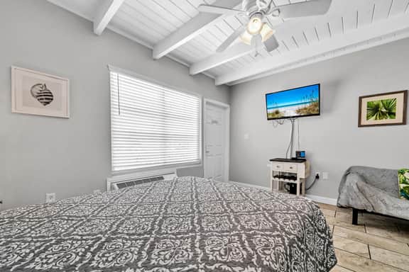 202 Tropical Isle Studio Suite- Steps to Beach! AUG SALE - Image 4