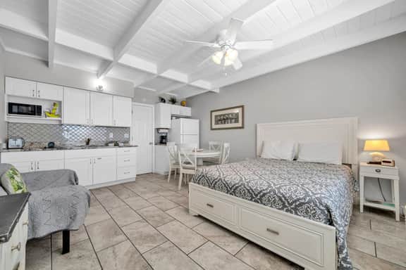 202 Tropical Isle Studio Suite- Steps to Beach! AUG SALE - Image 2
