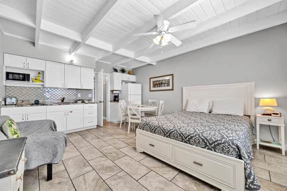 202 Tropical Isle Studio Suite- Steps to Beach! AUG SALE - Image 5