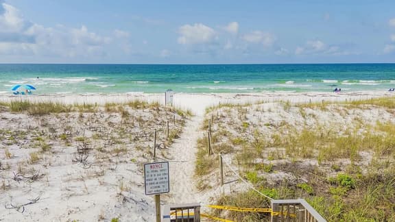 Aqua Villa 102~Beach Front~Dog Friendly~FREE DAILY PASSES~FREE BEACH SERVICE