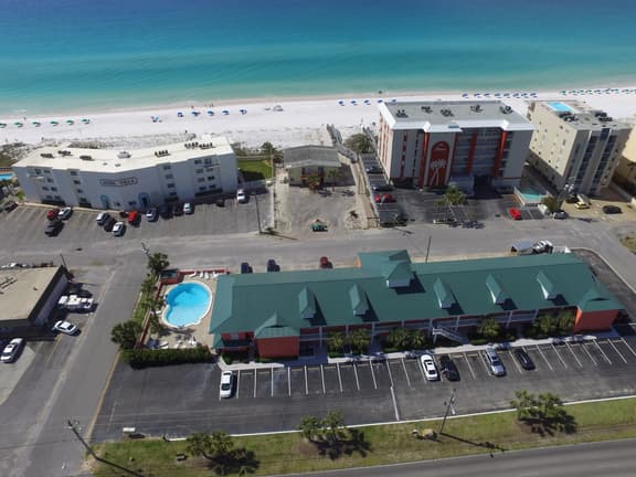 105 Tropical Isle Cozy Gulfside Condo ~ Beach Svc Included ~ AUG SALE - Image 1