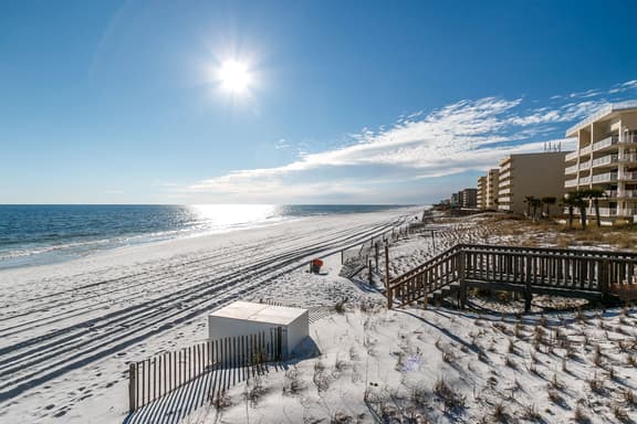 202 Tropical Isle Studio Suite- Steps to Beach! AUG SALE - Image 1